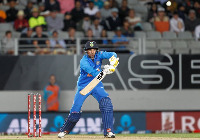 Twitter reacts to Ravindra Jadeja and Navdeep Saini trying hard to win the match