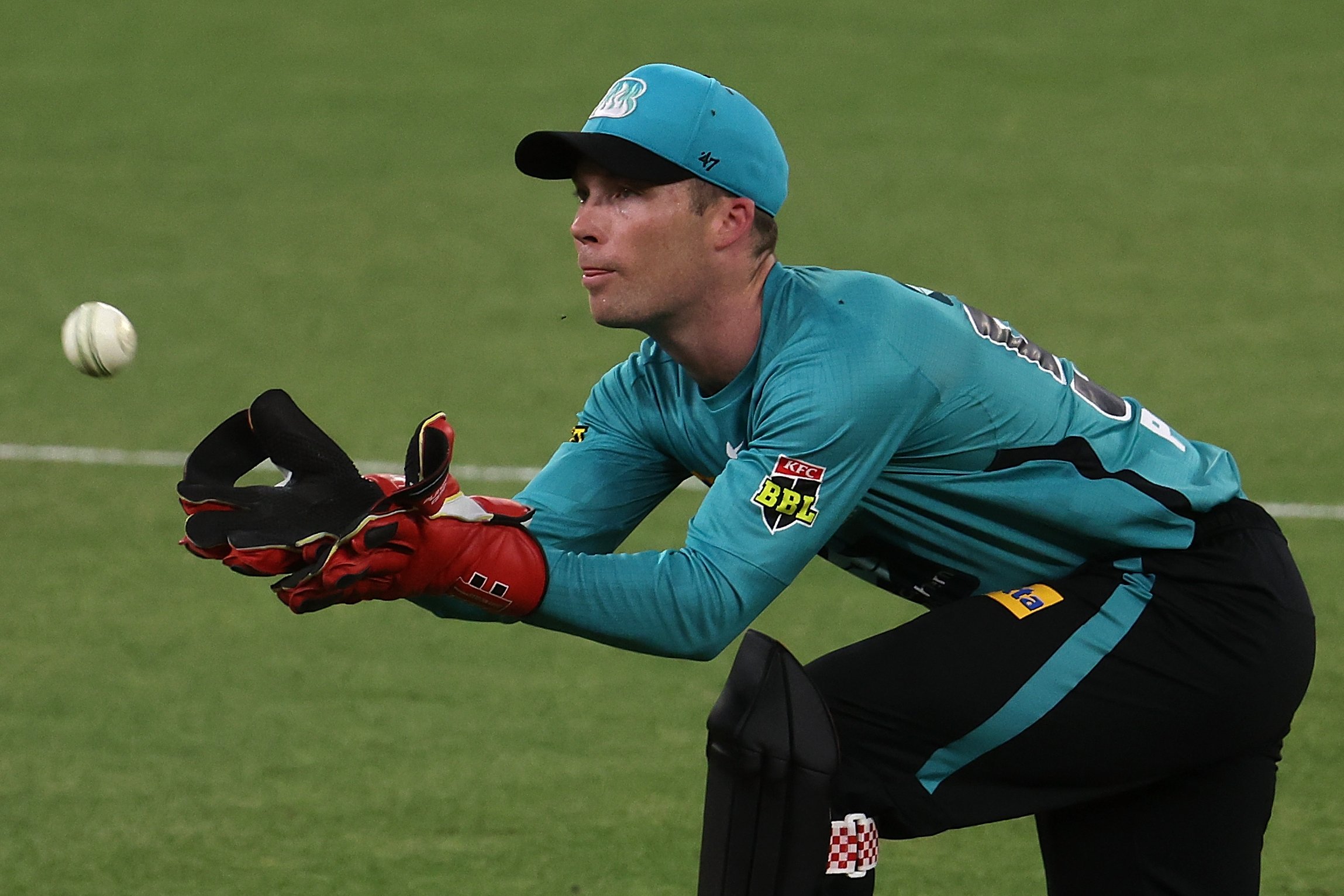 BBL 2021-22 | WATCH: Jimmy Peirson grabs a fabulous diving catch to dismiss Alex Ross