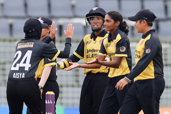 Internet reacts as Malaysian fielder's inexperience comes to the fore with comical blooper on the boundary rope