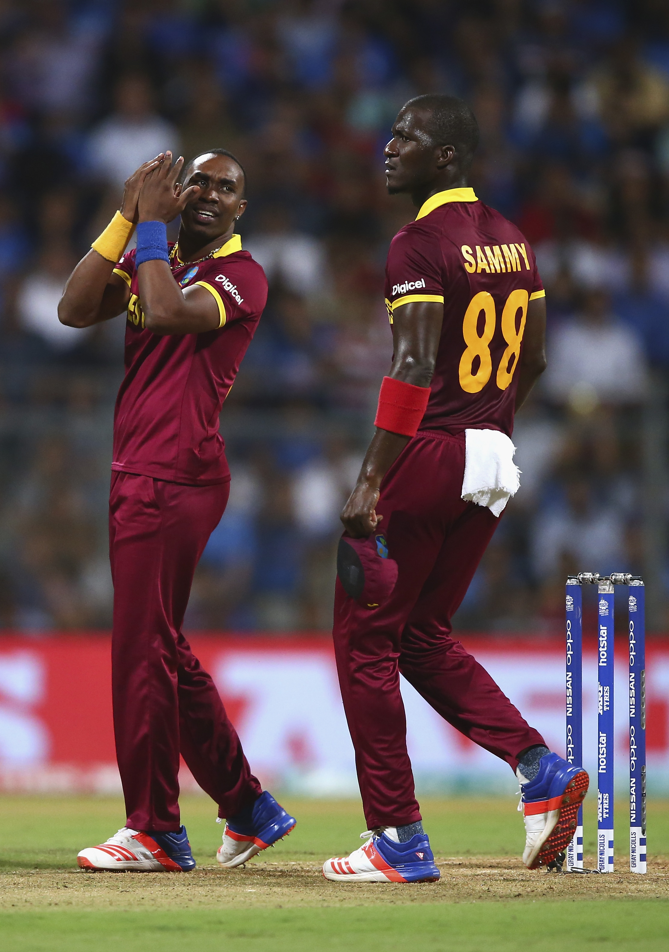 WATCH | Darren Sammy shows great sportsmanship after being knocked down by Hasan Ali's yorker