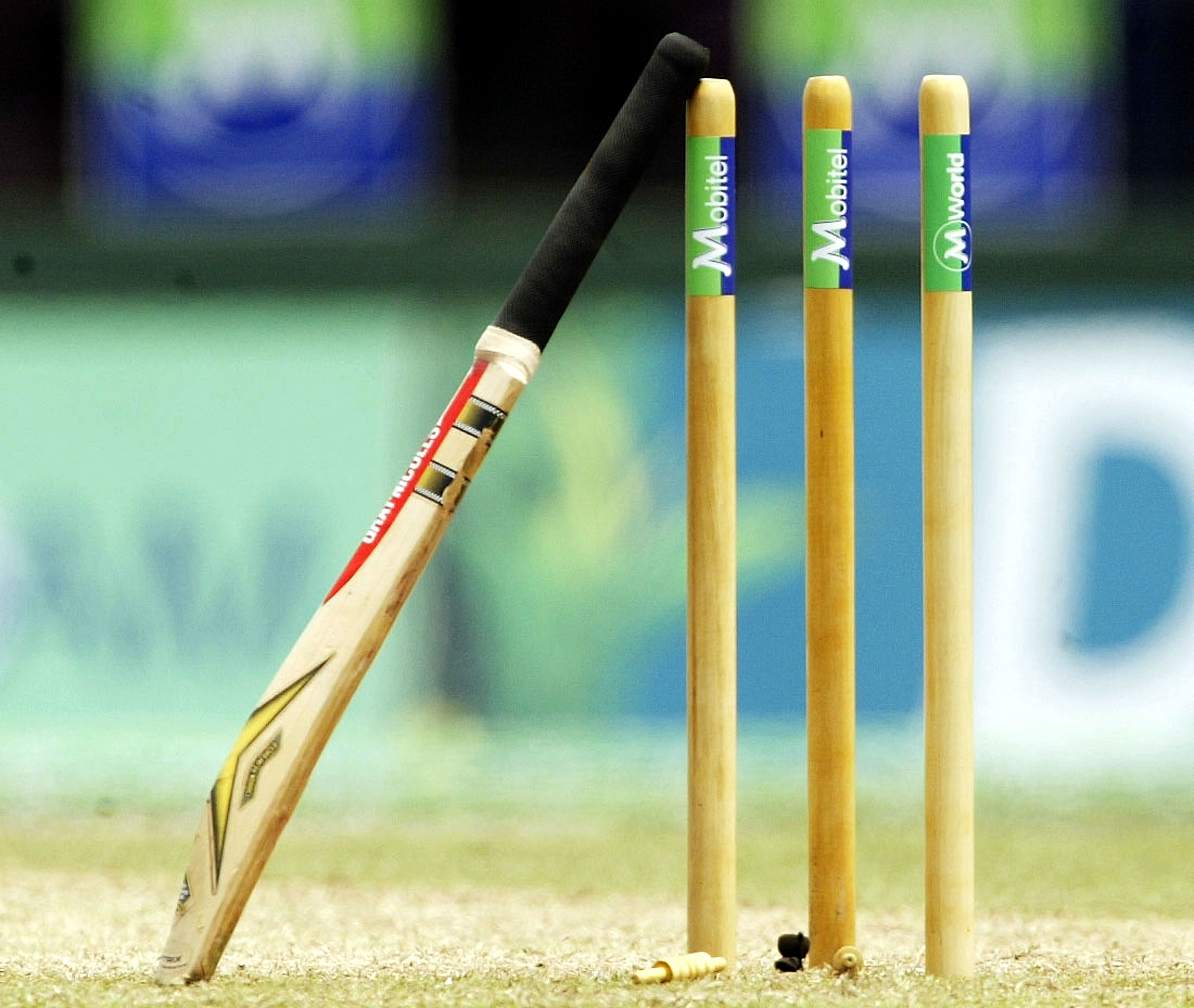 Man drives his car onto the pitch during Delhi-UP Ranji game