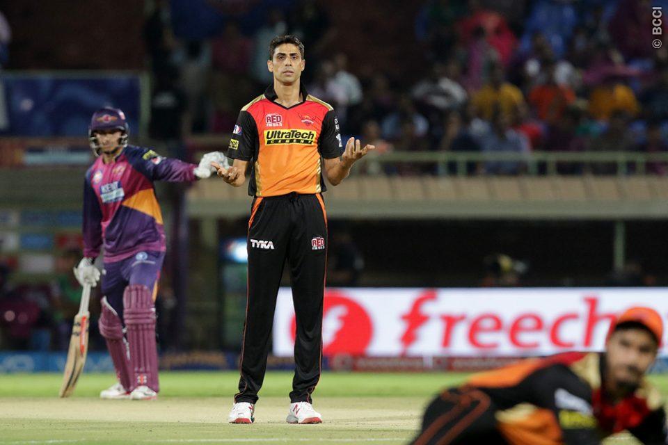 IPL 2016 | Twitter reacts as Ashish Nehra trumps Dhoni in the last over as SRH beat RPS