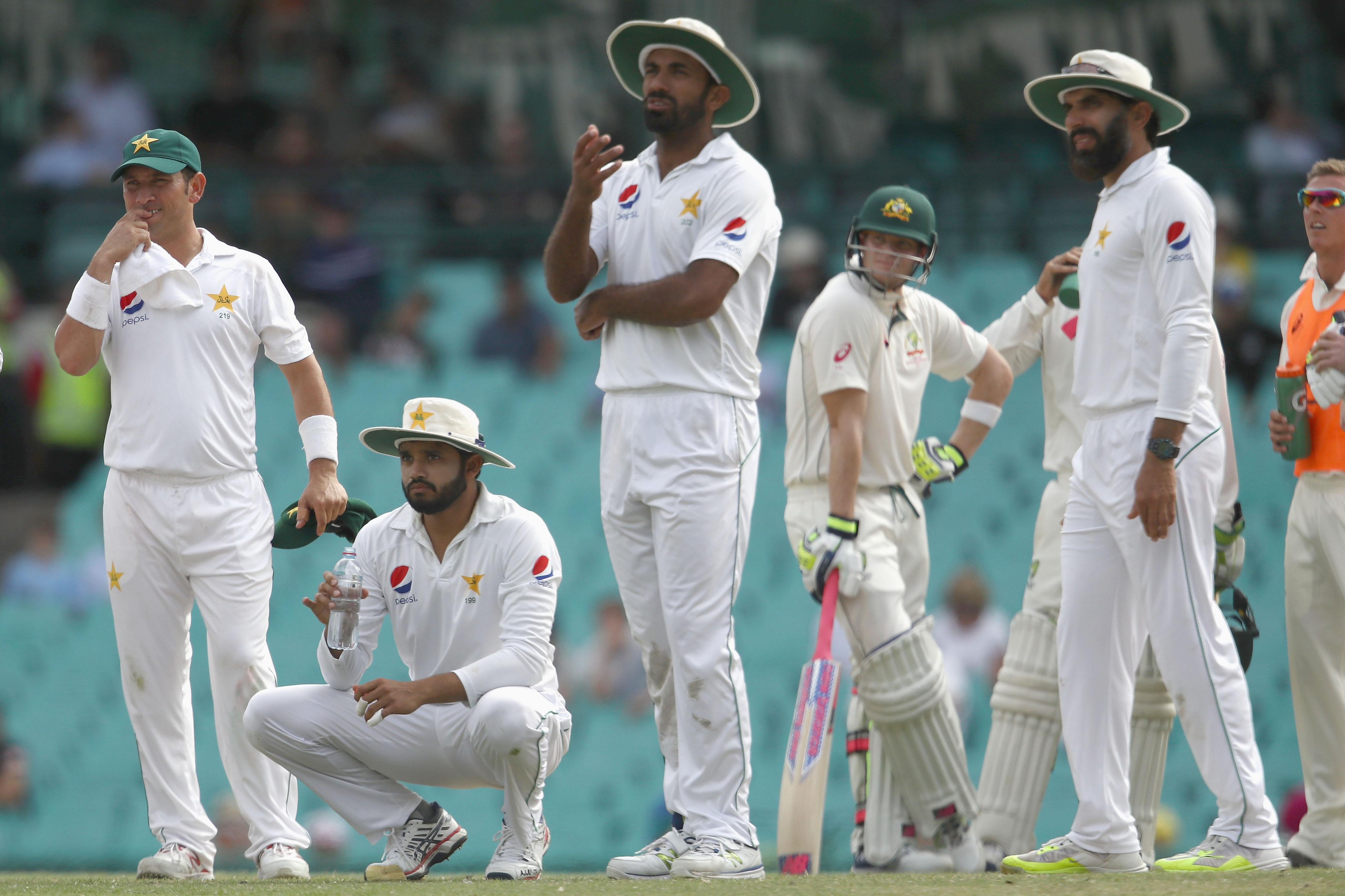 Chappell bashes Pakistan : Australia should stop inviting them if they do not improve