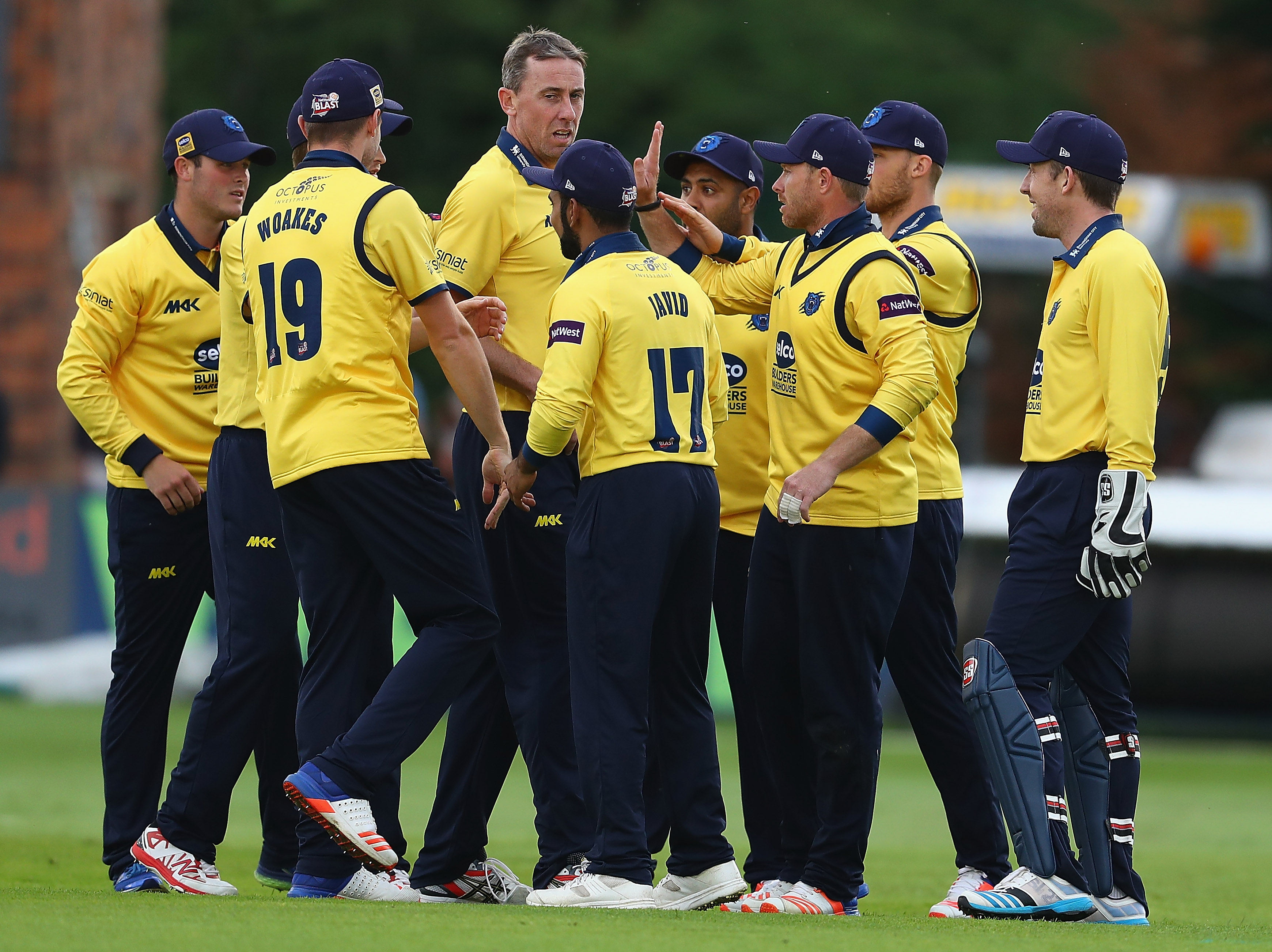 WATCH | Wicket-keeper’s mistake costs Warwickshire five runs and the match