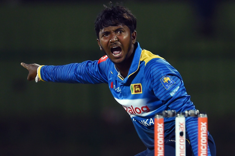 VIDEO | Akila Dhananjay gifts away his wicket despite Van der Dussen dropping simple catch