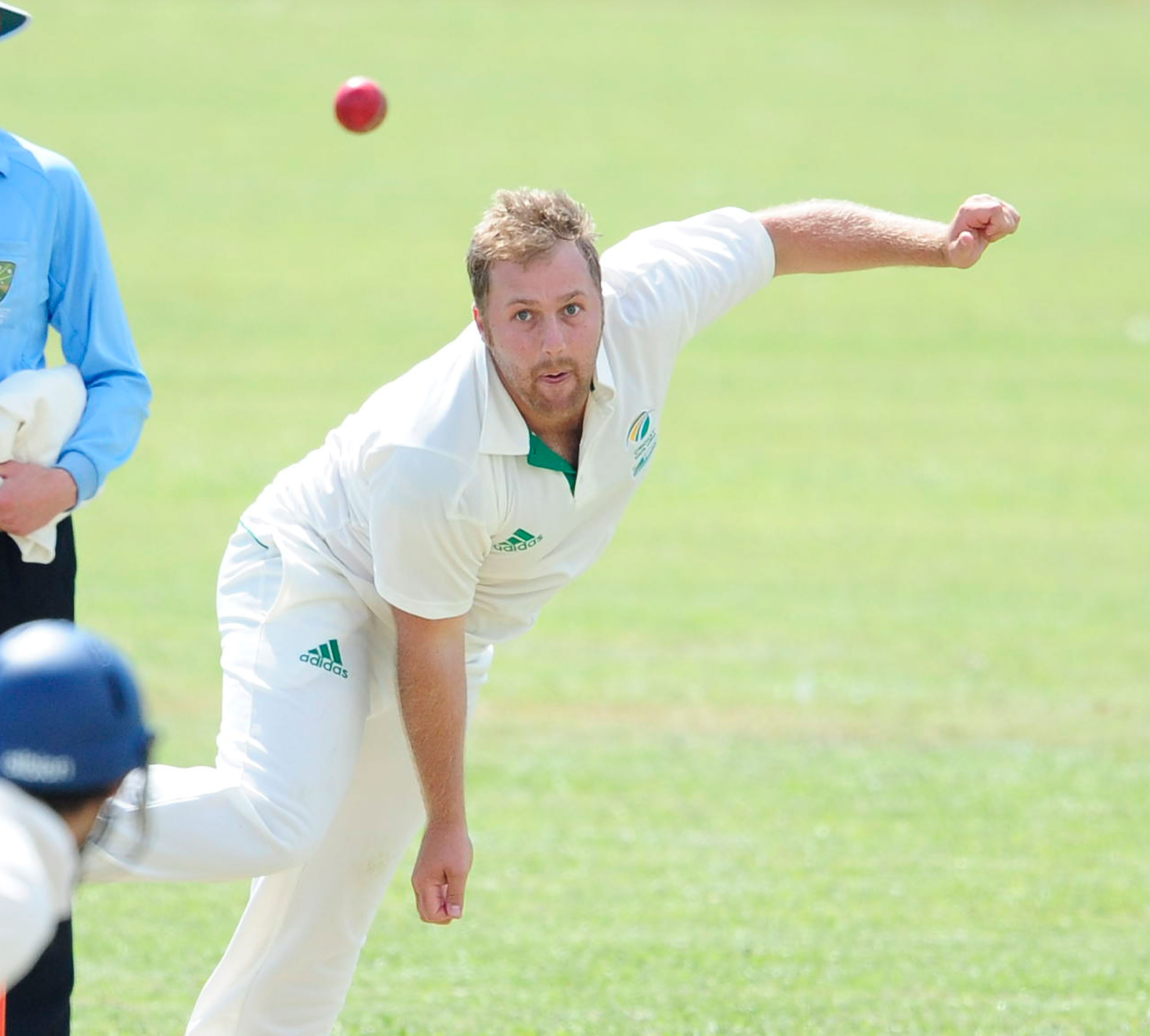 VIDEO | Shaun von Berg exchanges malodorous cap with keeper after smelling it