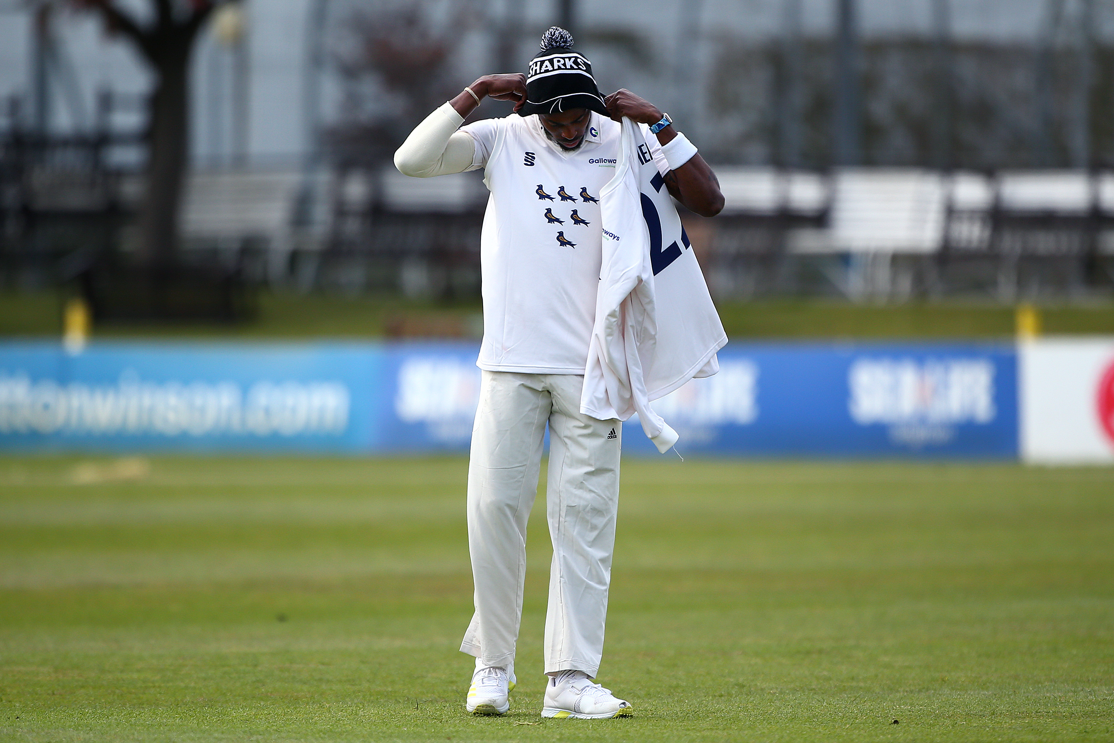 Jofra Archer suffers concerning injury scare on County return