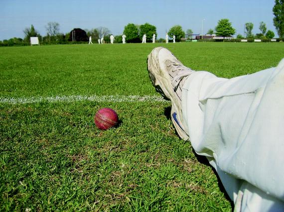 Jeff Thomson auctions off his Baggy Green to raise funds for Bushfire relief