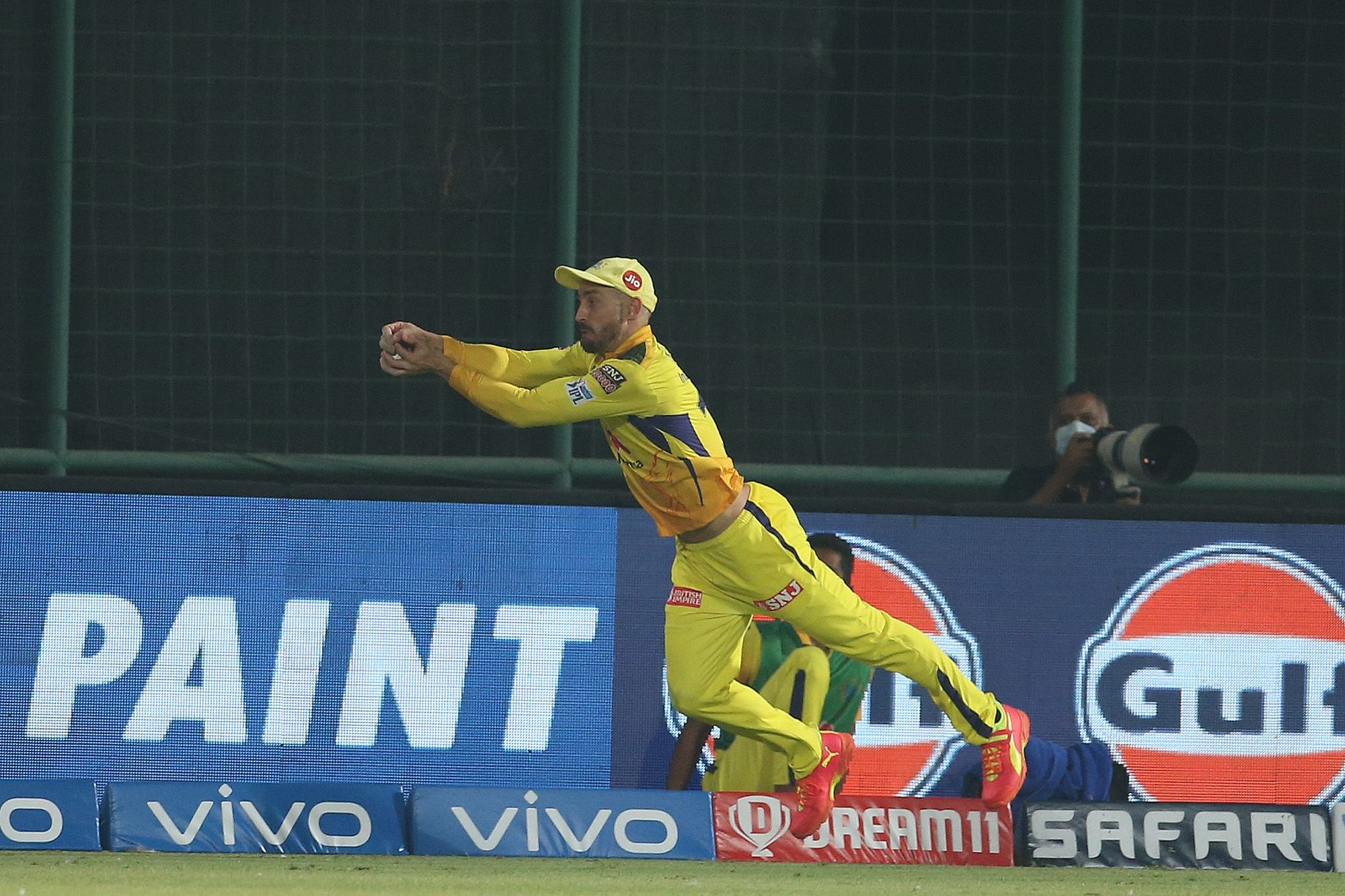 Twitter reacts as ‘flying’ Faf du Plessis leaves everyone stunned with an acrobatic effort