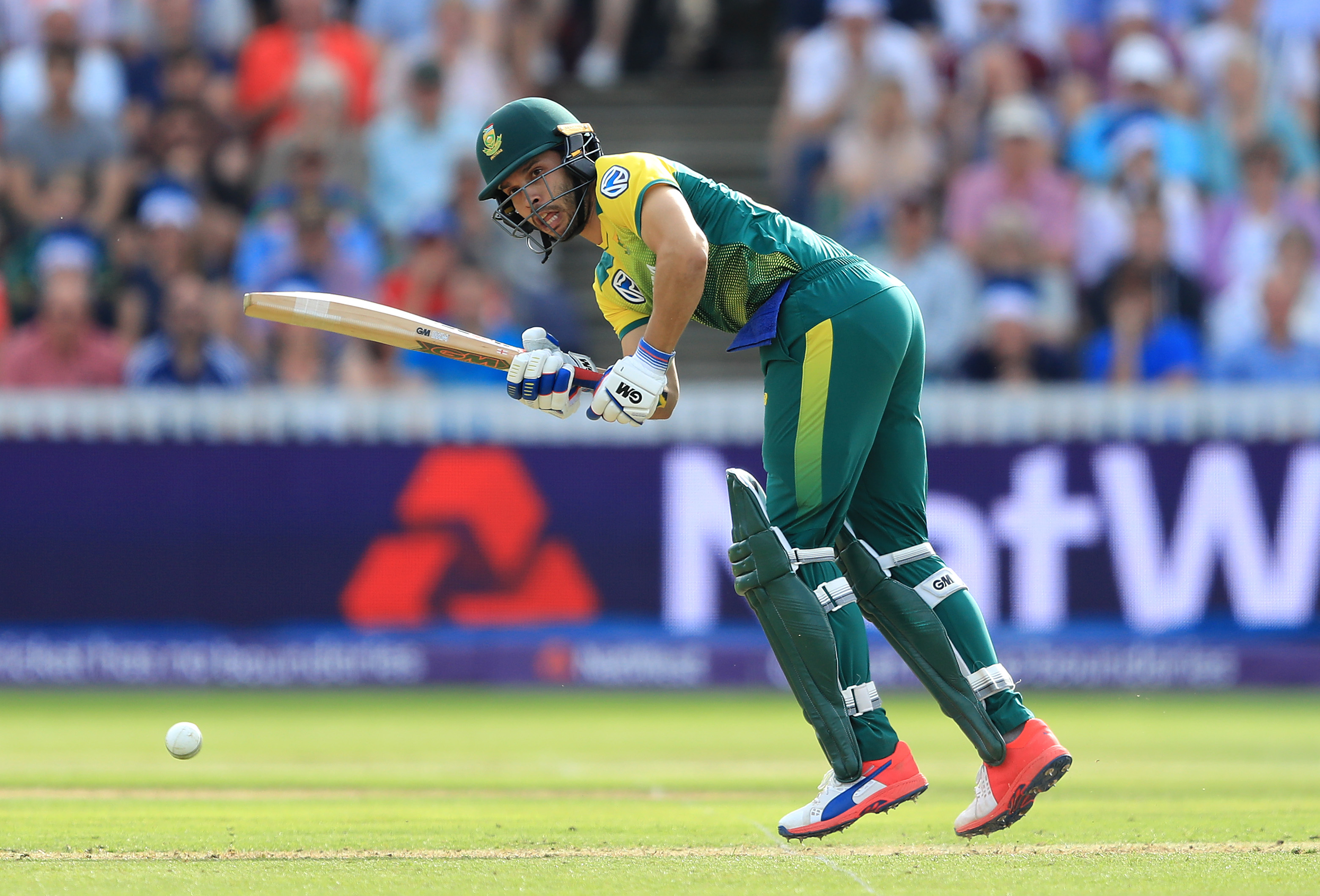 Video | Farhaan Behardien rewarded with boundary as fielder loses sight of ball under fading floodlight