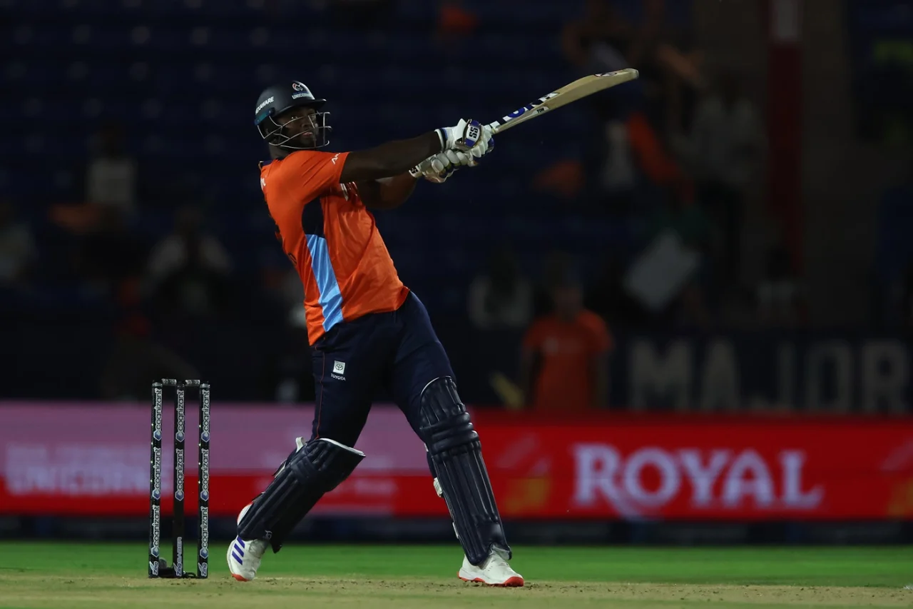 Watch, MLC । Shepherd's massive last-ball six has Warner's daughter playing ballgirl