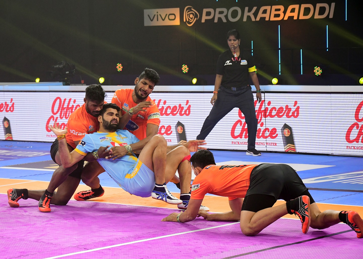 Pro Kabaddi | U Mumba and U.P. Yoddha share spoils in closely-fought tie