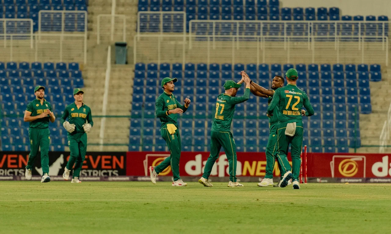 IRE vs SA | Twitter stunned as Lizaad nonchalantly snaps middle stump in half