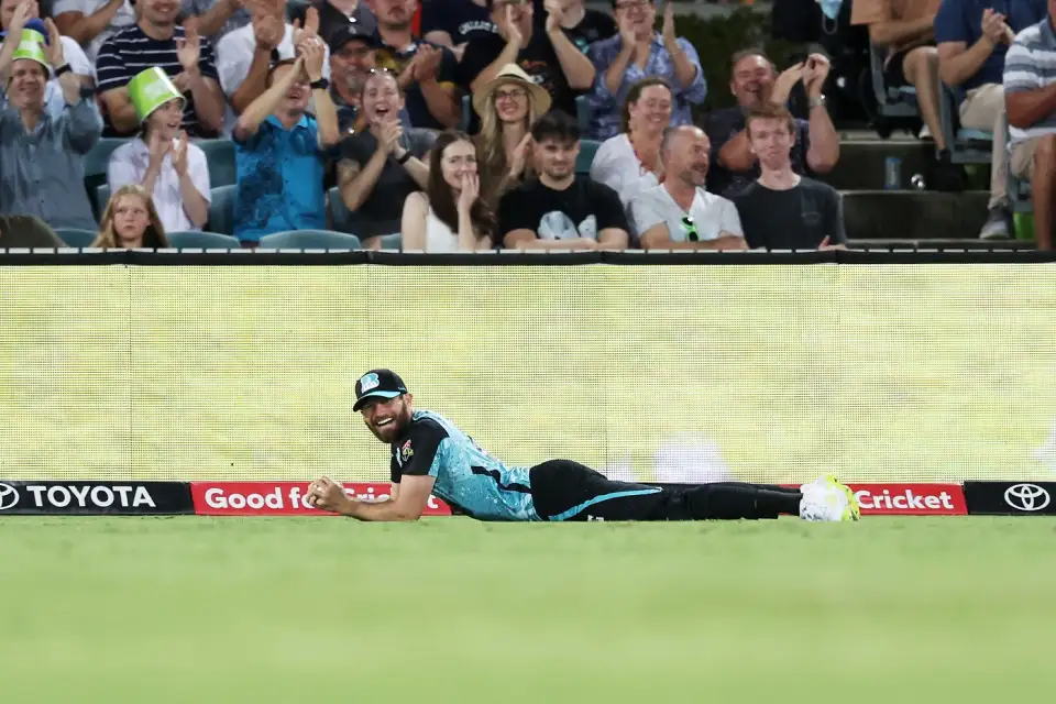 WATCH, BBL | Coaching staff mobs Michael Neser laughing in disbelief after he pulls of stunner