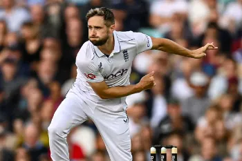 ENG vs SL | Twitter and England dugout shocked as Nasser Hussain falls off his seat watching Chris Woakes bowl spin