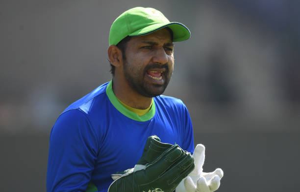 PAK vs ENG | Twitter trolls Sarfaraz Ahmed for ignoring DRS despite catching inside edge two feet behind Devon Conway