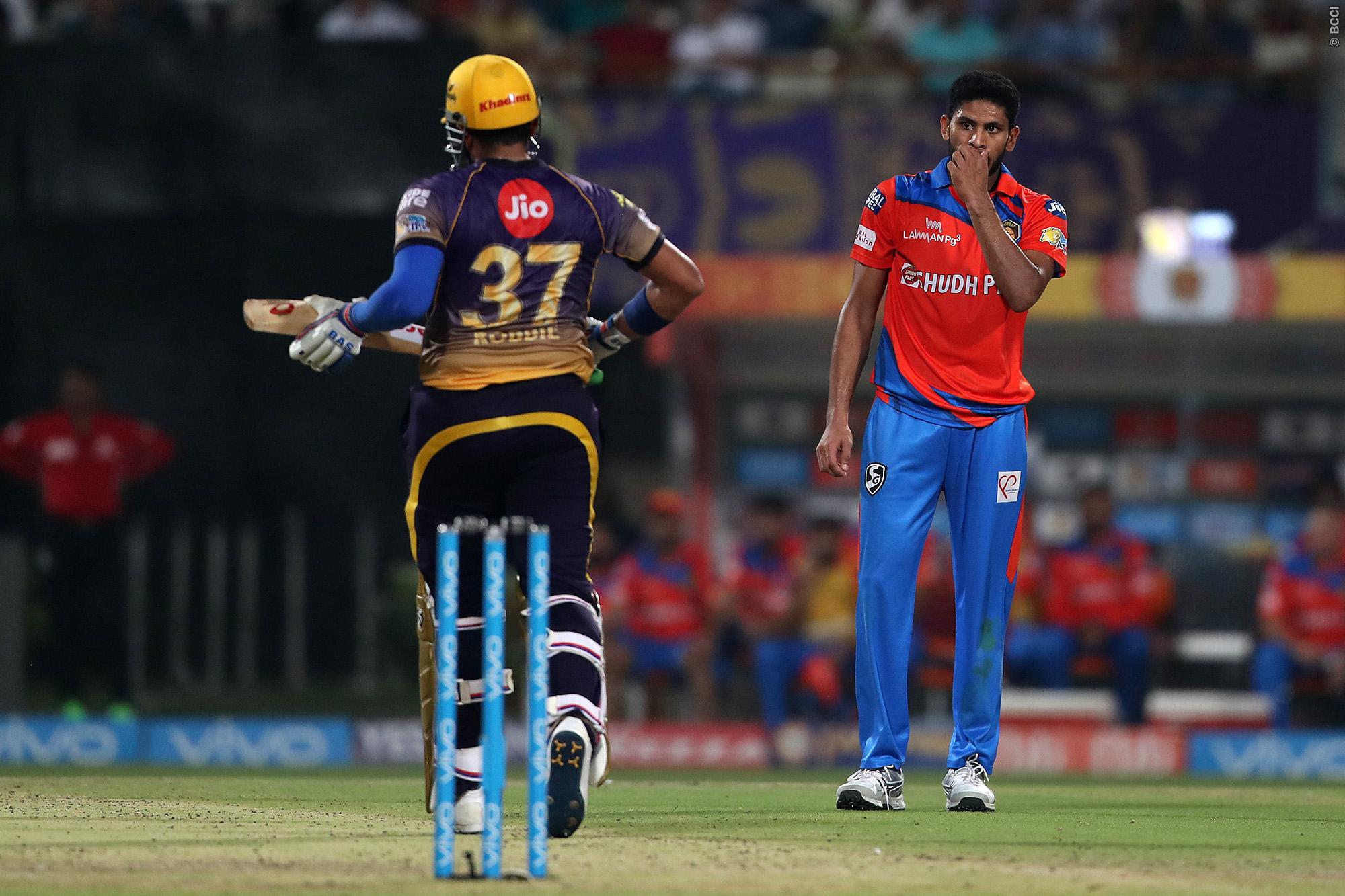 WATCH | Gujarat Lions fail to appeal for a stonewall LBW as IPL Umpiring mistakes continue