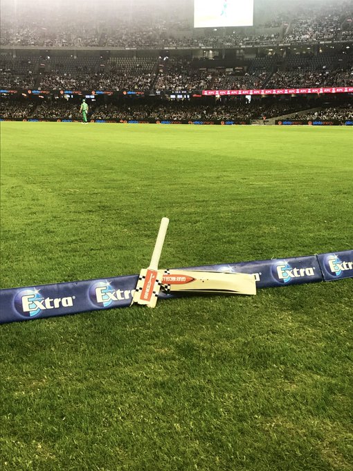 VIDEO | Playful Shaun Marsh wiggle waggles his broken bat in BBL game