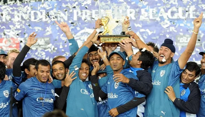 Deccan Chargers team lifting their maiden IPL Trophy.