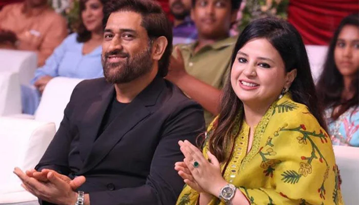 Sakshi Dhoni attending a programme with Mahendra Sing Dhoni.